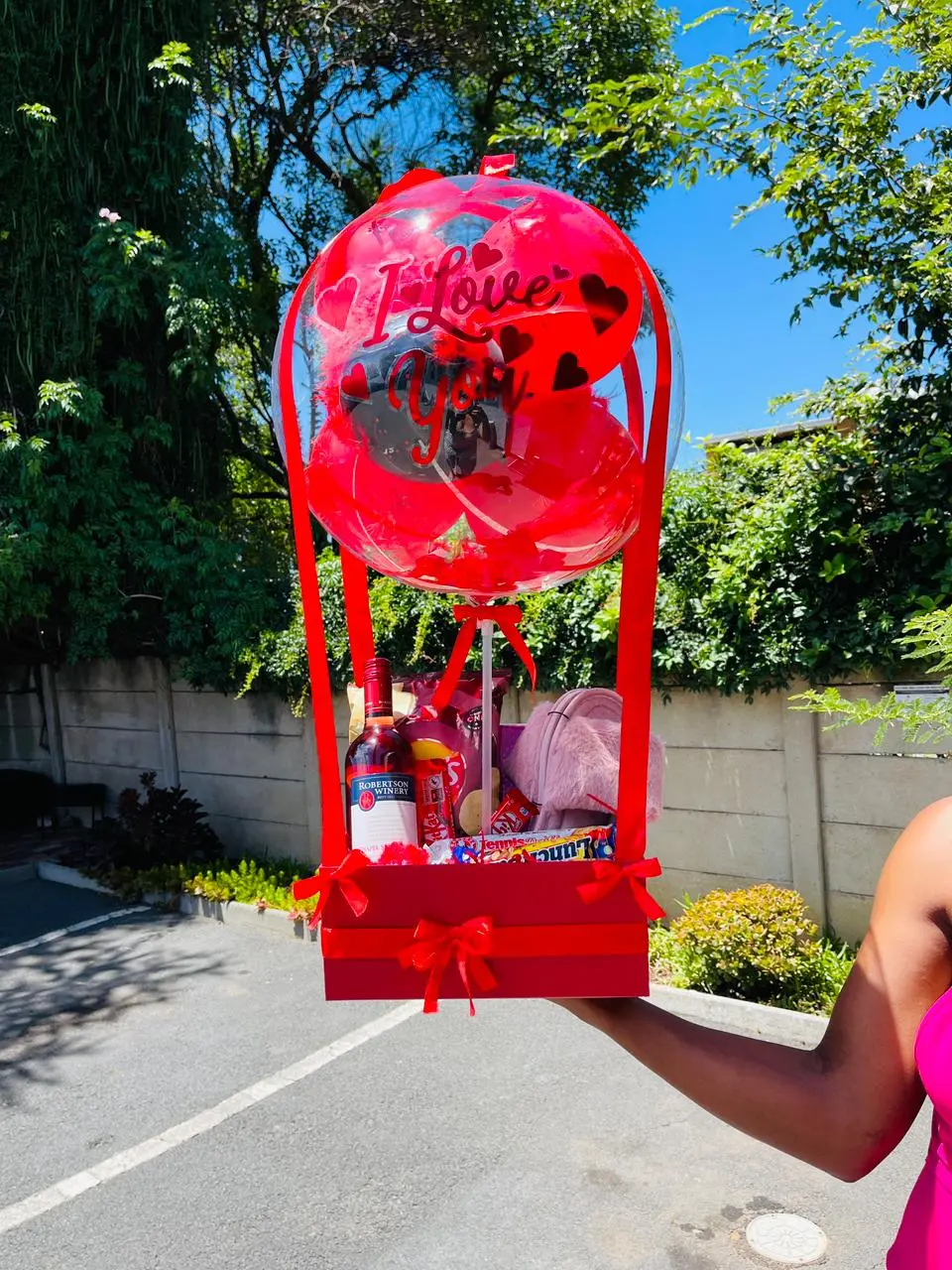 Elegant bridal shower table with pink and white balloon decor South Africa
